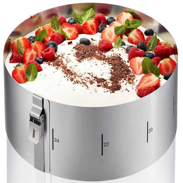 Stufenlos einstellbar von 16 - 30 cm Ø. Vario-Tortenring CLIP, Höhe 10 cm mit Sahnetorte und Beeren