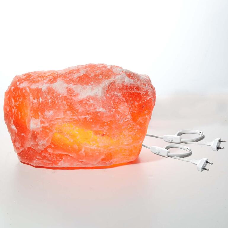 Salzkristall-Leuchte mit Kabel auf einem weißen Hintergrund.