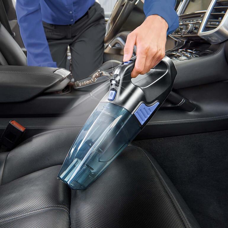 Hand-Held Akku-Sauger wird benutzt, um das Autoinneres zu reinigen.
