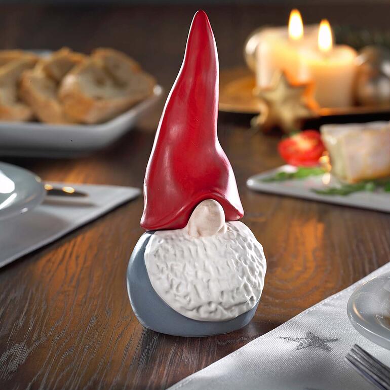 Salz-/Pfefferstreuer Tomte auf einem Tisch.