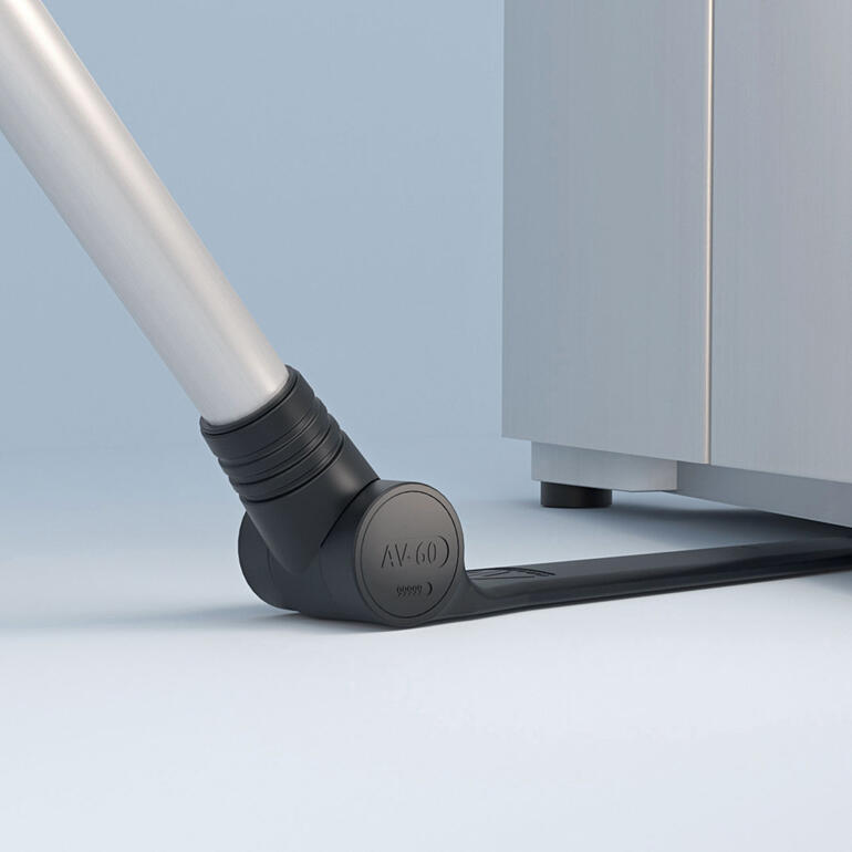 Ultraflach-Saugdüse in Nähe eines Möbelstücks.