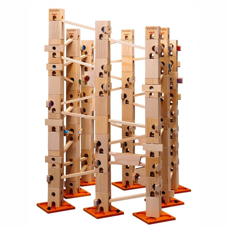 Circuit à billes Douce Nuit Xyloba Kugelbahn aus Holz, mit mehreren transparenten Kugeln und abwechslungsreichen Strukturen.