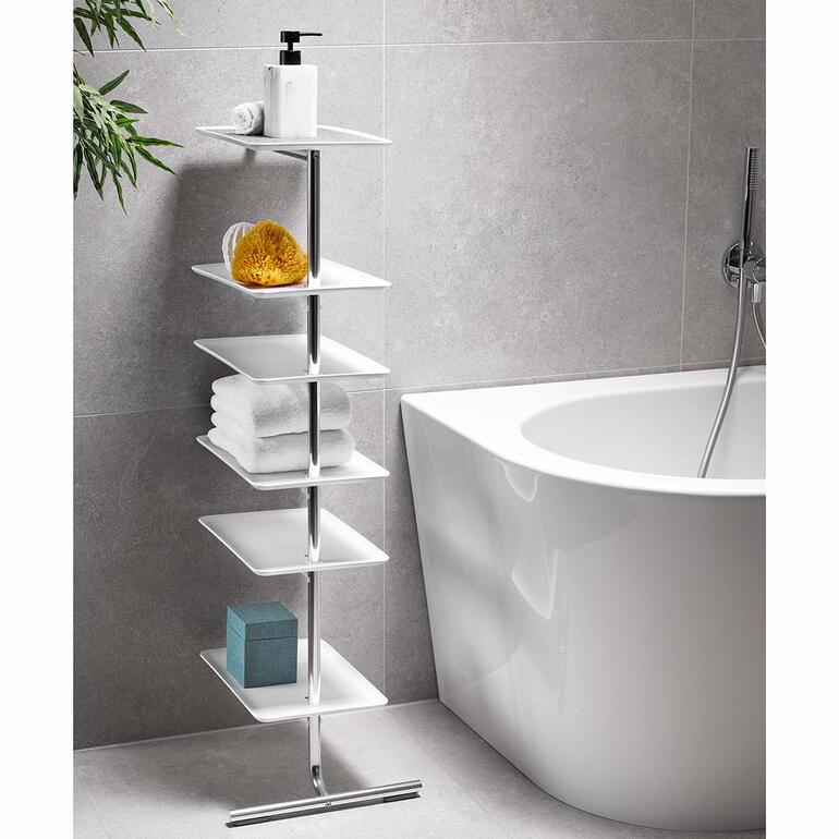 Das variable Anlehnregal ist auch im Bad perfekt für Ihre Handtuchstapel, Tiegel, Flaschen, … Anlehnregal mit Handtüchern neben einer Badewanne.