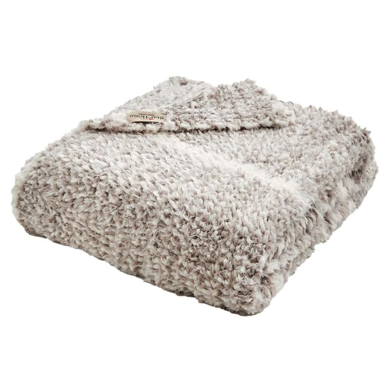 Ober- und Unterseite zeigen ein gleichermassen schönes, flauschiges Strickmuster. Zusammengelegte Kunstfell-Strickdecke auf weißem Hintergrund.