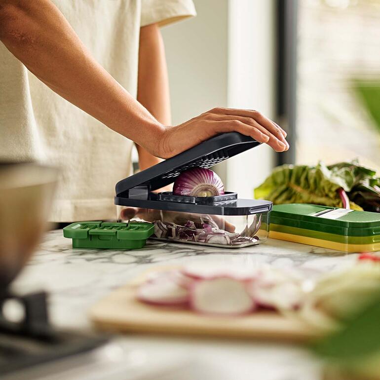 4-in-1 Gemüseschneider wird in der Küche verwendet.