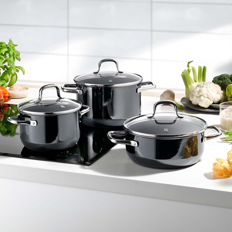 WMF Fusiontec Topfset, 3-teilige Kollektion in Schwarz auf einer modernen Küche.