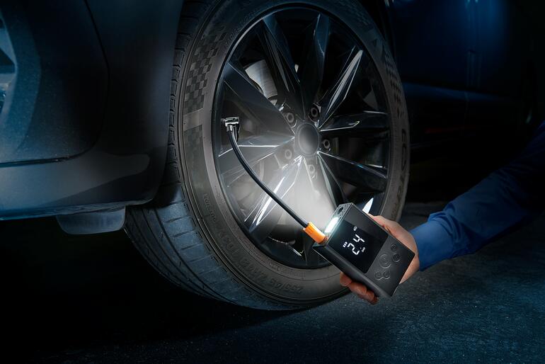 Akku-Kompressor-Luftpumpe zur Reifenbefüllung mit digitalem Display.