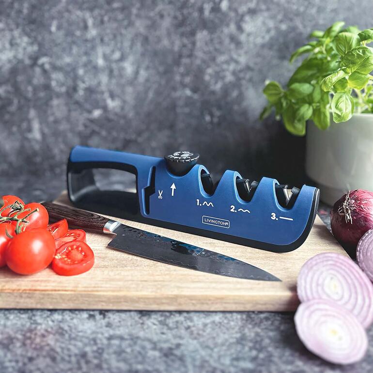 3-in-1 Messer- und Scherenschärfer auf einem Holzschneidebrett mit Gemüse