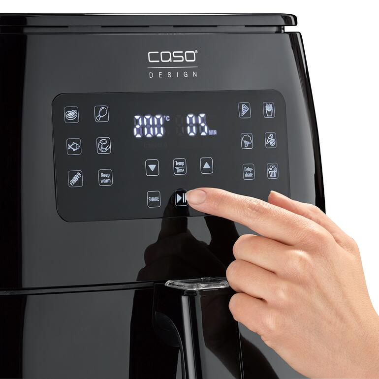 Il vous suffit de choisir le programme souhaité en appuyant sur la touche tactile ou bien, vous réglez le temps de cuisson et la température individuellement. Nahaufnahme der Bedienelemente des CASO AirFry & Steam 700.