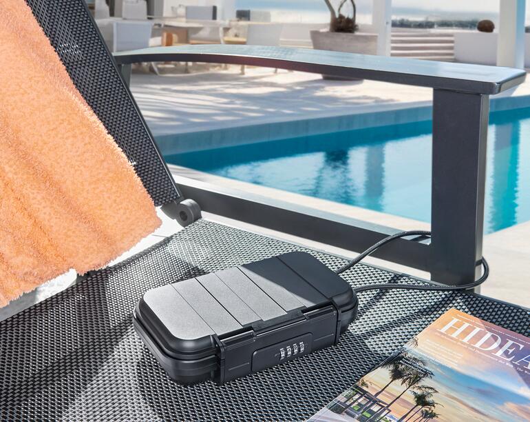 Mobiler Safe auf einer Liege am Pool