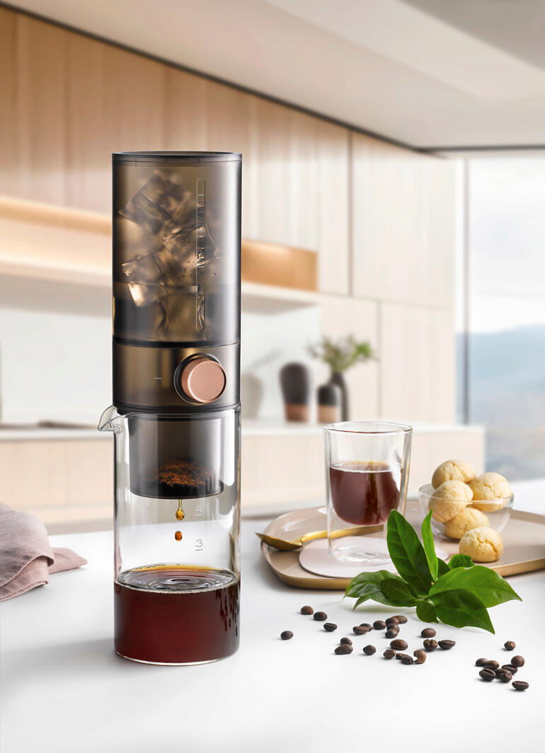 Cold Brew Dripper mit Garnitur und Kaffeetasse