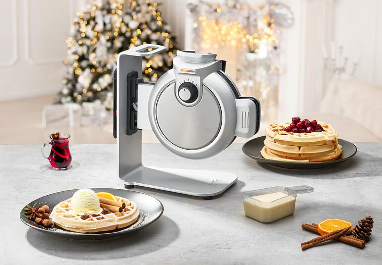 Vertikal-Waffeleisen Waffle Up Vertikal-Waffeleisen Waffle Up während der Weihnachtszeit, dekoriert mit Waffeln und Beeren.