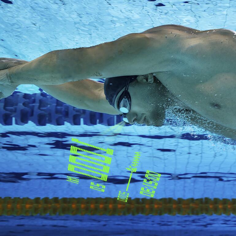 Holoswim 2 Schwimmbrille in Schwarz mit transparenten Gläsern.