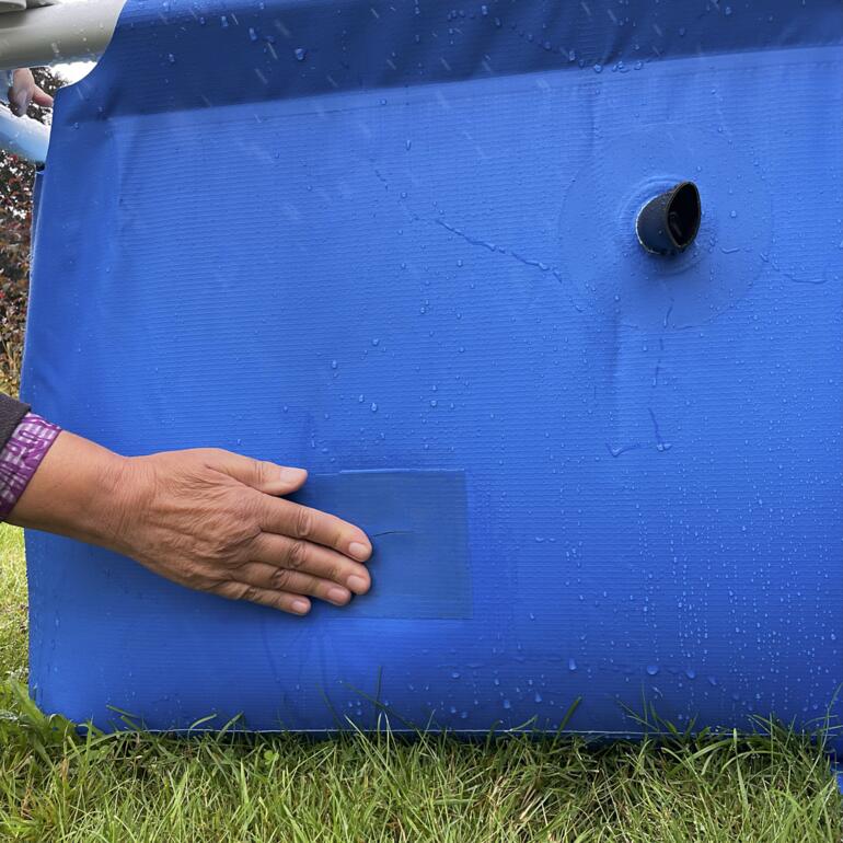 Stoppe immédiatement la fuite dʼeau ou dʼair et colmate de manière fiable et pour longtemps. Zwei Rollen von transparentem Unterwasser-Klebeband auf weißem Hintergrund.