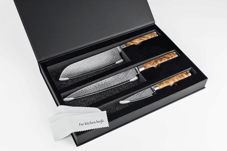 Lieferung in hochwertiger Schmuckschatulle. Damastmesser-Set in schwarzer Geschenkbox
