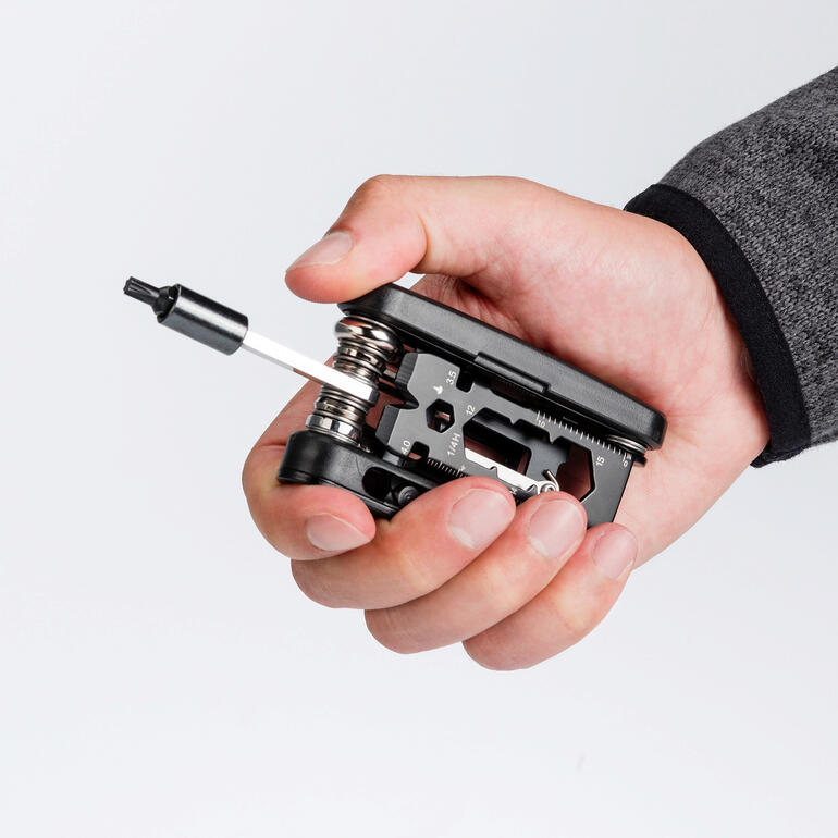 Mit dem soliden 30-in-1 Tool ist nahezu jede Fahrradreparatur möglich. Mann hält kompaktes 30-in-1-Fahrradtool in der Hand