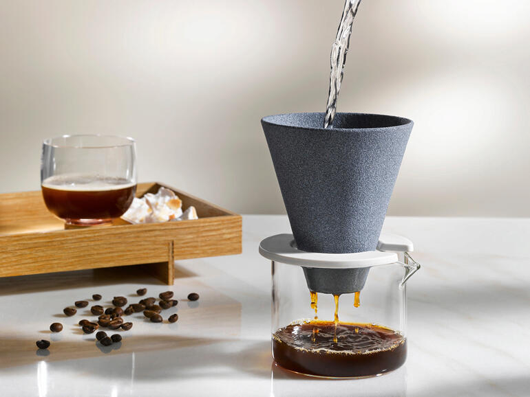Kaffeefilter aus Keramik mit frisch gebrühtem Kaffee.