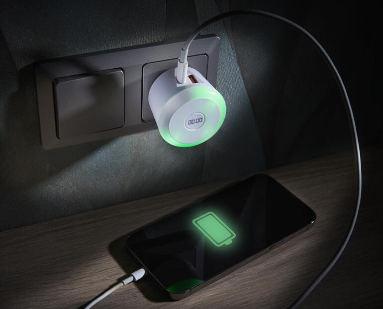 USB-Ladeadapter mit Timer, gesteckt in eine Steckdose
