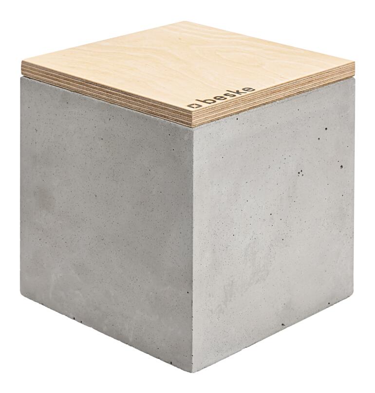 Handgefertigtes Beton-Wachslicht mit Holzdeckel auf hellem Hintergrund.