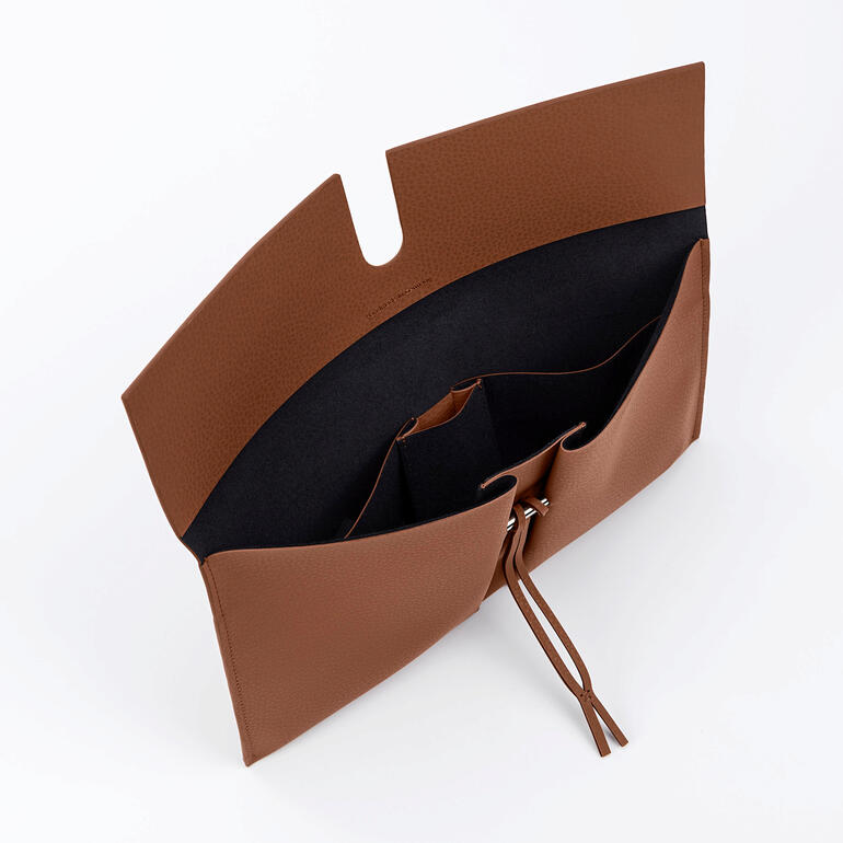 Typisch für die Kollektion der jungen Design-Manufaktur ist die klare Linienführung und die grosse Liebe zum Detail – wie die raffinierte Verschlusslösung der Clutch beweist. Innenseite der Reto Mirum® Clutch mit Fächern und Reißverschluss