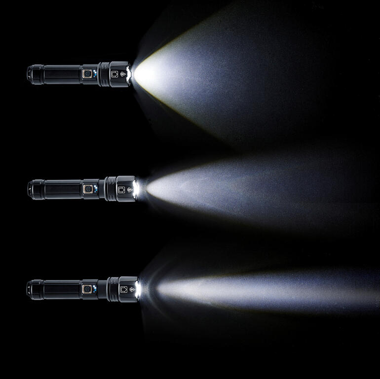 Bequem per Teleskop-Mechanismus (Zoom) stellen Sie den Lichtfokus ein – von punktuell bis grossflächig. Survival Taschenlampe mit drei Lichtstufen auf schwarzem Hintergrund.