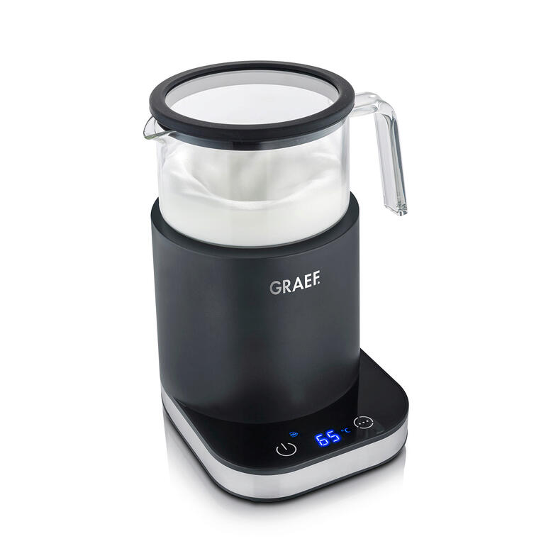 Die Programm-Automatik dieses Induktions-Milchaufschäumers bereitet im Nu cremigen oder voluminösen Milchschaum – kalt oder warm. Induktions-Milchaufschäumer von oben, zeigt die Glasbehälter und Steuerung.
