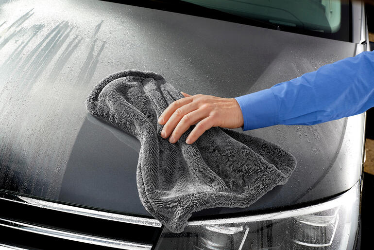 Feuchtigkeit wird so schnell aufgesaugt, dass Streifen, Schlieren oder Wasserflecken gar nicht entstehen können. Profi Trocken- und Reinigungstuch wird auf dem Autodach verwendet.