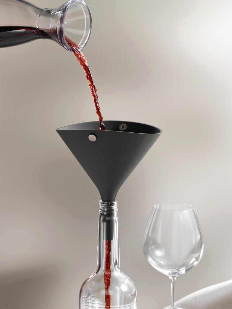 Faltbarer Trichter, der beim Befüllen einer Flasche mit Rotwein verwendet wird.