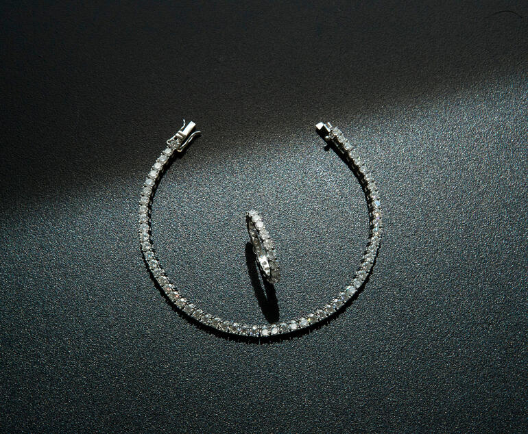 Moissanite-Ringe auf schwarzem Untergrund