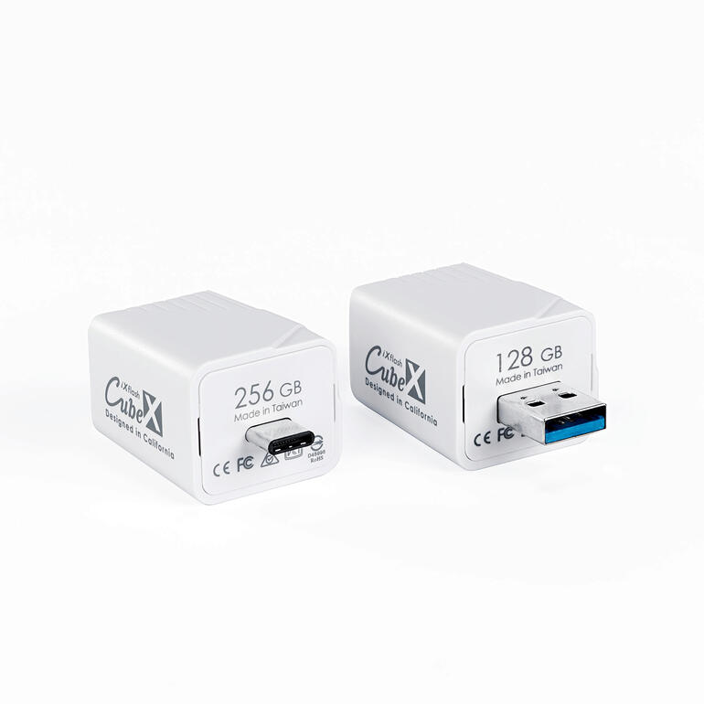 iXflash Cube Speichergeräte mit 128 GB und 256 GB in einer Reihe.