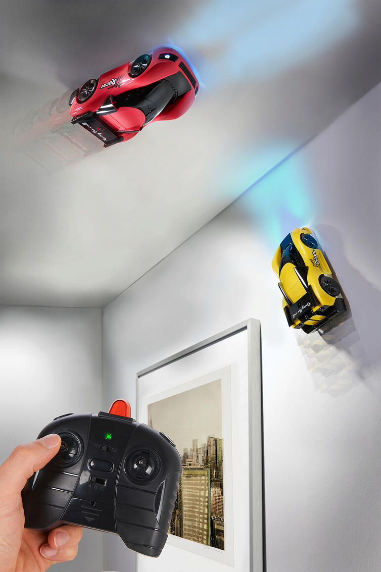 Rennwagen aus dem 2er-Set fahren an einer Wand entlang.