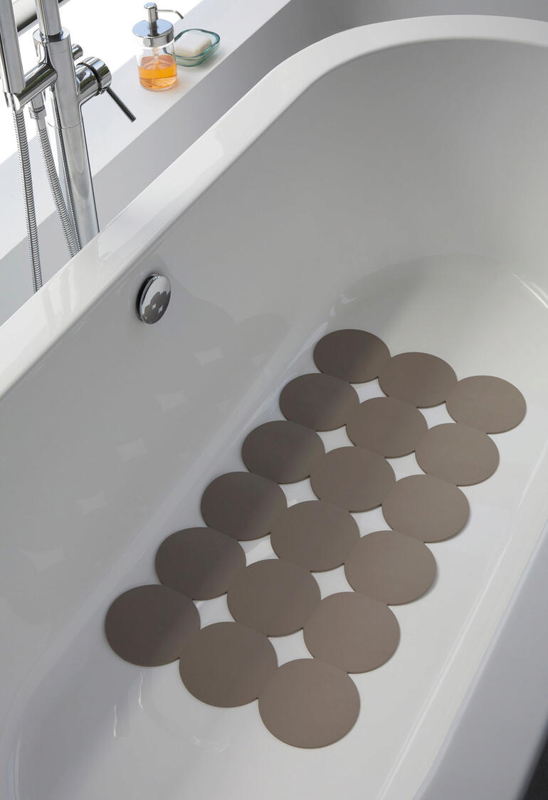 Wannenmatte, Taupe Antirutschmatte in einer Badewanne mit ruhigem Wasser.