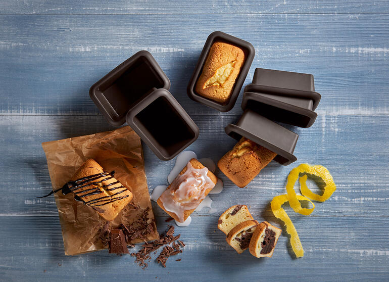 Mini-Batzen Backform in Form von kleinen Kuchen auf einem Tisch.