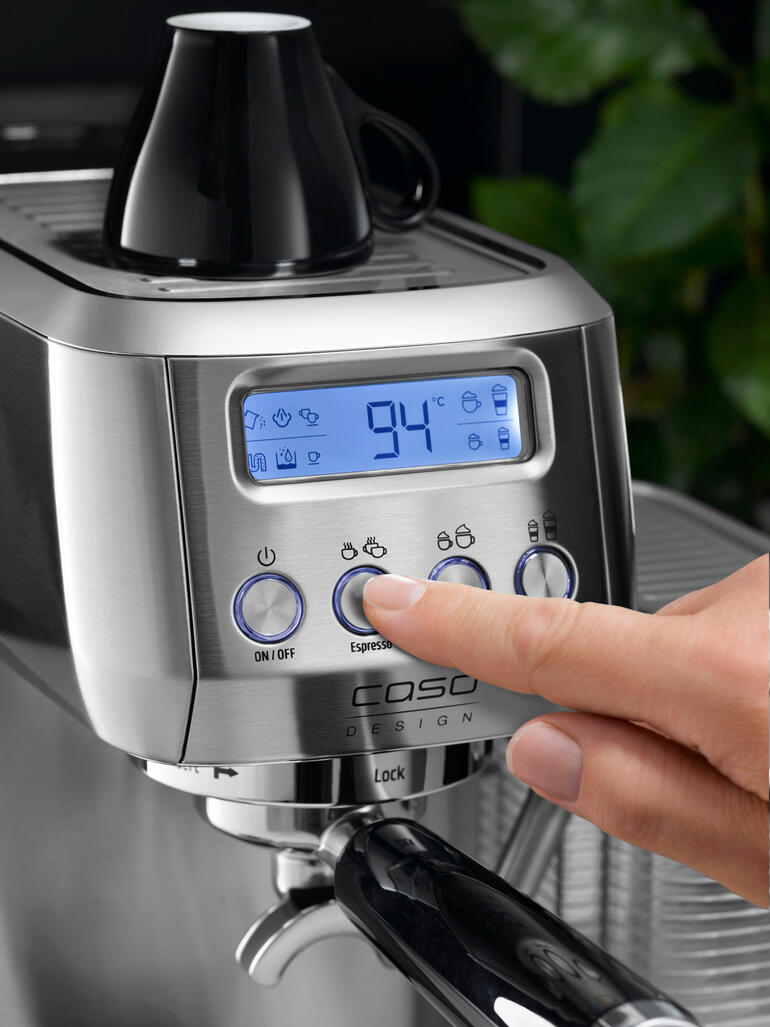 Einfach per Tastendruck bereiten Sie Ihren Lieblingskaffee – wahlweise mit automatisch fliessendem Milchschaum genau nach Wunsch. Nahaufnahme der Bedienelemente der Espresso-Maschine.