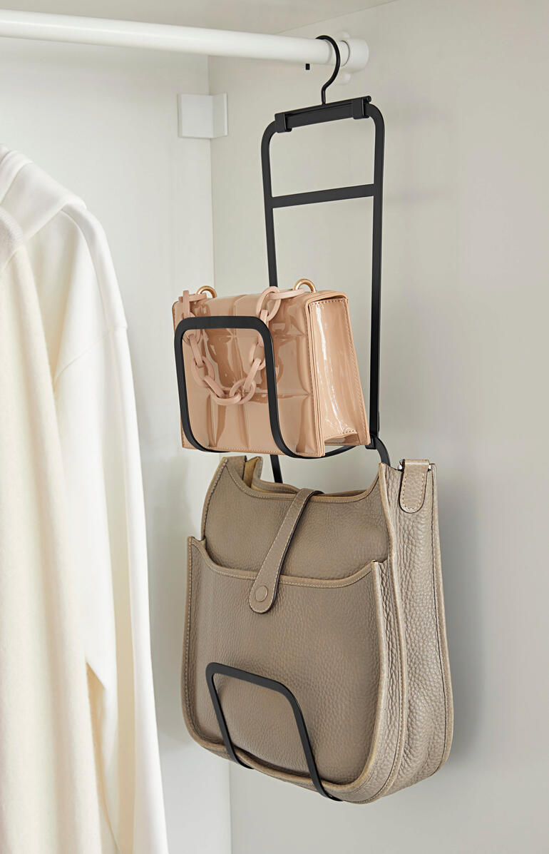 Ganz nach Bedarf variieren Sie die stabilen Bügel-Elemente und kein Platz wird verschenkt. Schwarze variable Taschengarderobe mit Handtaschen.