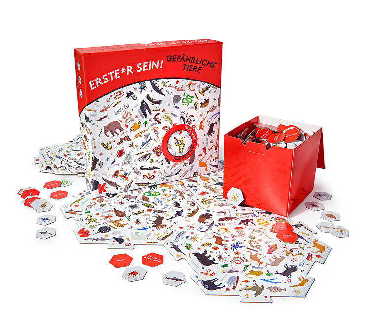 Grosses Wimmel-Suchspiel „Gefährliche Tiere“. Spielverpackung eines Wimmel-Suchspiels mit Karten.