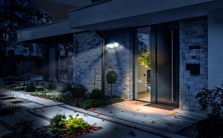 700-Lumen-Solar-Sicherheitsleuchte Beleuchteter Eingangsbereich mit Solarleuchte bei Nacht.