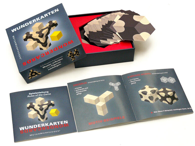 Wunderkarten-Spielbox und Karten mit Spielanleitung.