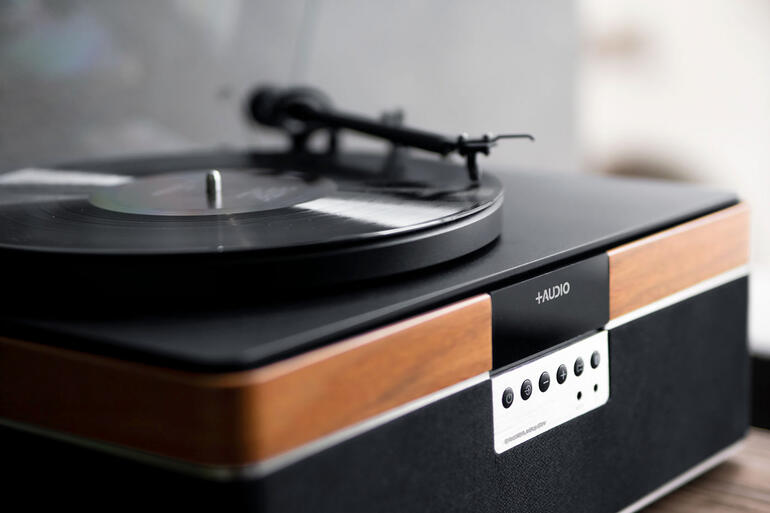 Nahaufnahme des Plattenspielers mit Welle und Bedienfeld