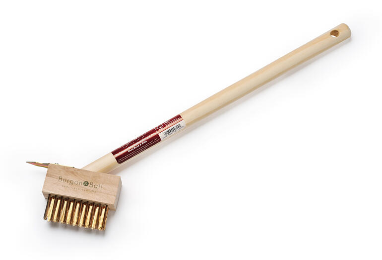 Komfortabel zu führen dank 45 cm langem Stiel aus FSC-zertifiziertem Holz. Unkraut-Fugenbürste mit langem Holzgriff und gebogenen Borsten.