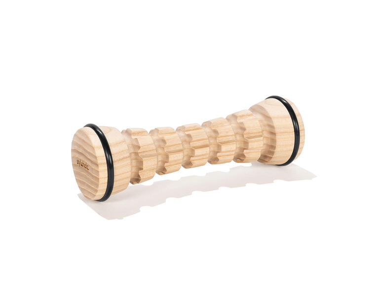 Fußmassage-Roller in Holzoptik, alleinstehend auf weißem Hintergrund.