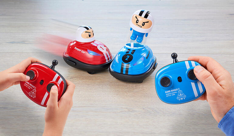 Zwei ferngesteuerte Autoscooter in einem Spielsetup.
