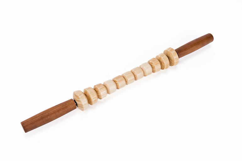 Eschenholz-Faszienstab mit verschieden großen Holzscheiben.