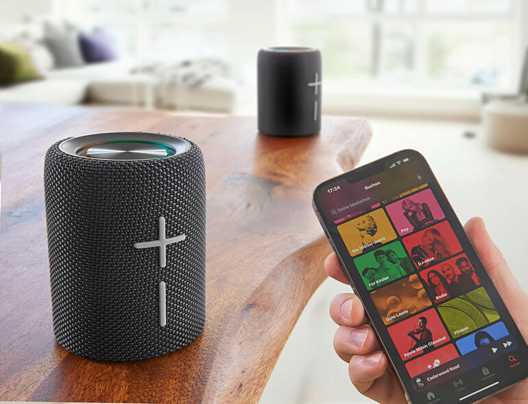 Grâce à lʼenceinte Bluetooth divisible, vous écoutez votre musique préférée depuis votre smartphone, tablette (etc.). Avec un véritable son stéréo à 360°. Teilbarer Bluetooth Stereo-Lautsprecherpaar in Schwarz auf weißem Hintergrund.