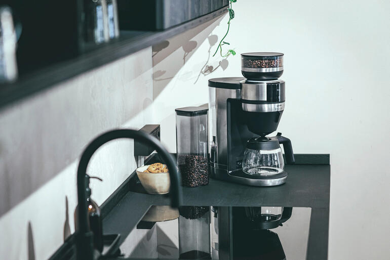 Filterkaffee-Vollautomat FILKA auf einer modernen Küchenarbeitsplatte.
