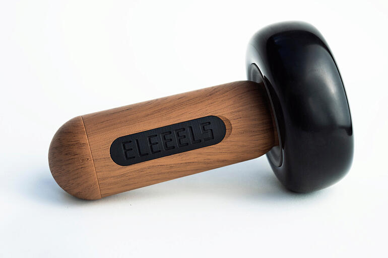Den flachen Hot-Stone nutzen Sie zum gleichmässigen Ausstreichen grösserer Muskelbereiche, zum Auflegen, für lockernde Rollmassagen, ... Flacher Hot-Stone Akku-Massagestab mit Holzgriff und schwarzem Massagekopf.