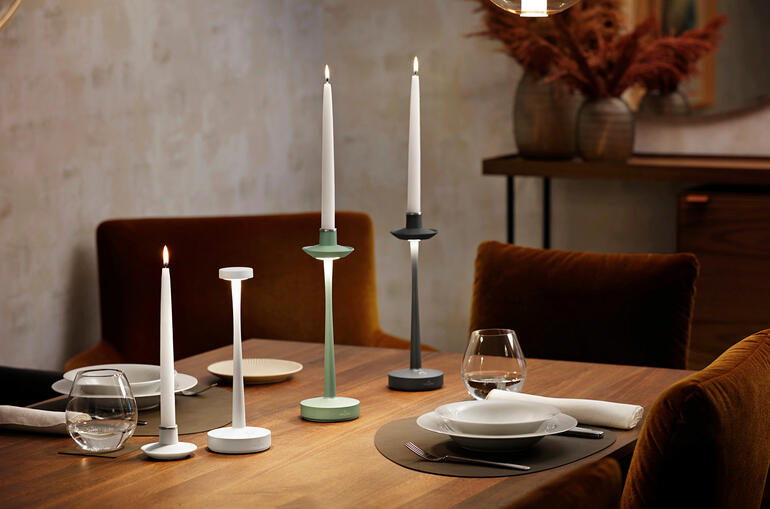 Zwei Tischleuchten auf einem gedeckten Tisch