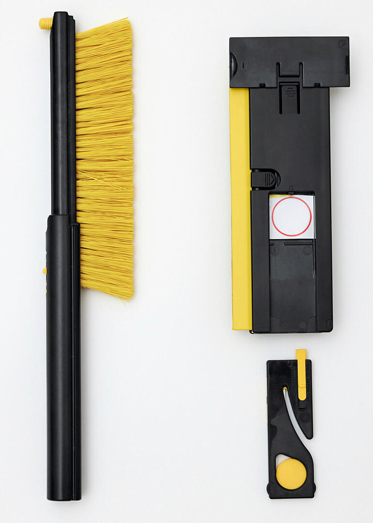 8-in-1 KFZ-Multitool mit Besen und Schaber in geöffnetem Zustand.