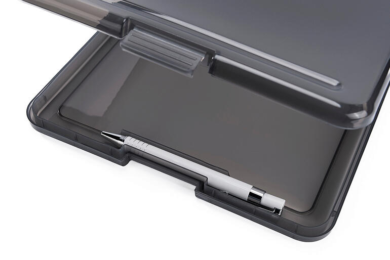 Grâce au porte-stylo pratique, votre stylo est toujours à portée de main. Offenes Clipboard mit Notizblock und einem Stift in der Ablage.