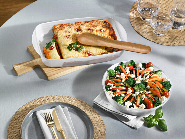 Die edel weissen Glasformen sind perfekt auch zum Servieren auf dem Tisch. Antihaft-Ofenform mit Lasagne und Salat auf einem Tisch